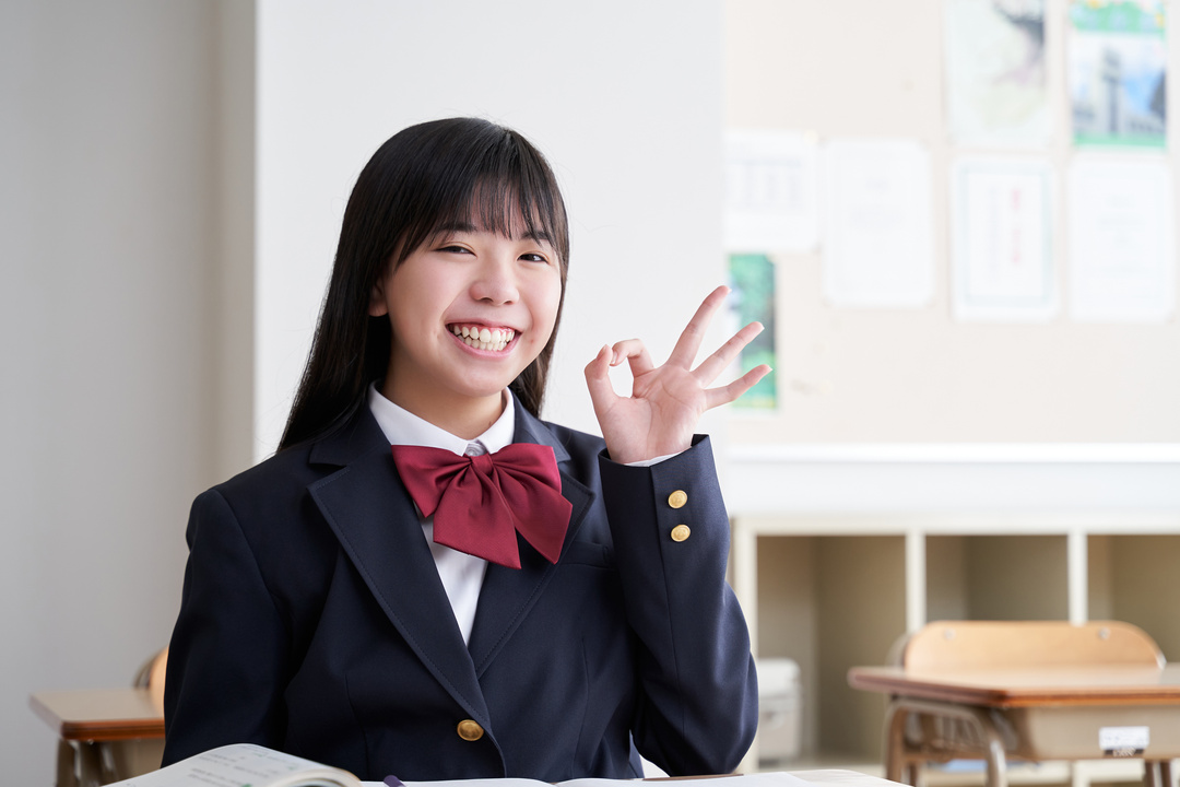 悩みが解決して喜ぶ高校生